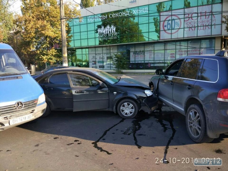 Три автомобиля столкнулись на Черемушках в Одессе (фото)