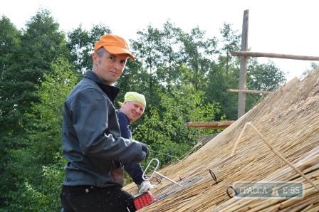Жители Болграда учились в Литве строить крыши из камыша 