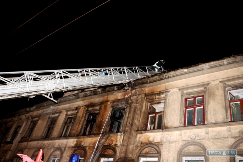 Три десятка спасателей тушили ночной пожар в центре Одессы (фото)