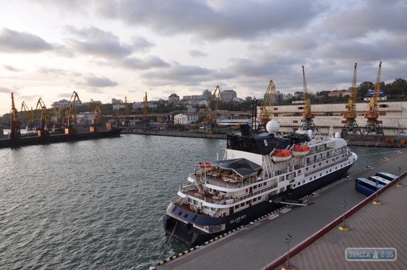 Багамский лайнер закрывает круизный сезон в Одесском порту (фото)