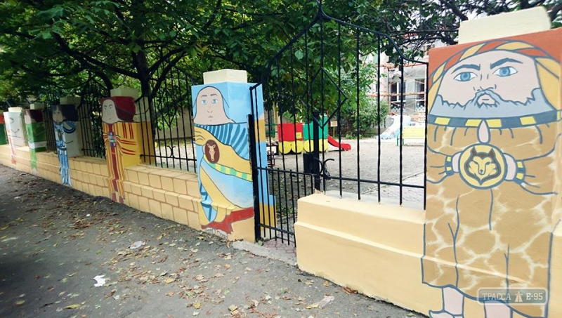 Стрит-арт художники украсили фасад еврейской школы в Одессе, изобразив двенадцать колен Израилевых