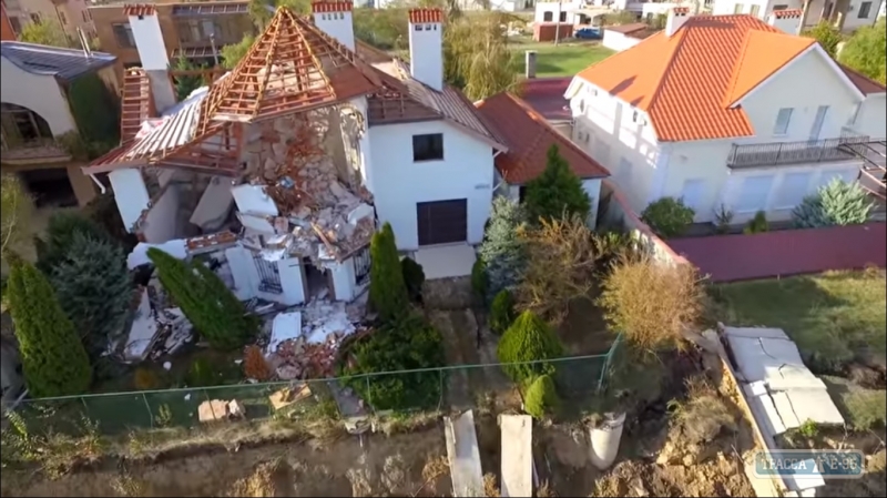 Оползни продолжают уничтожать десятки элитных особняков в городе-спутнике Одессы (видео)