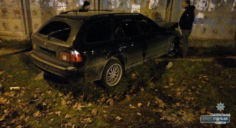 BMW врезался в бетонный забор в Одессе: пострадали три человека