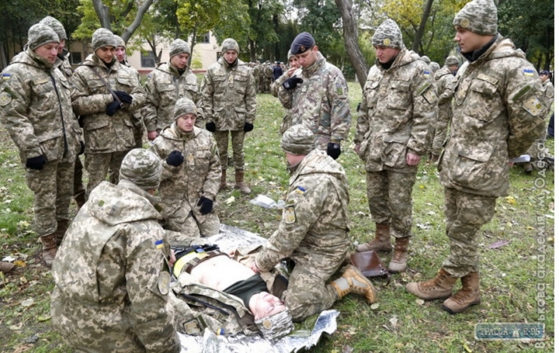 Британские инструкторы обучали одесских курсантов оказывать медпомощь под вражеским огнем 
