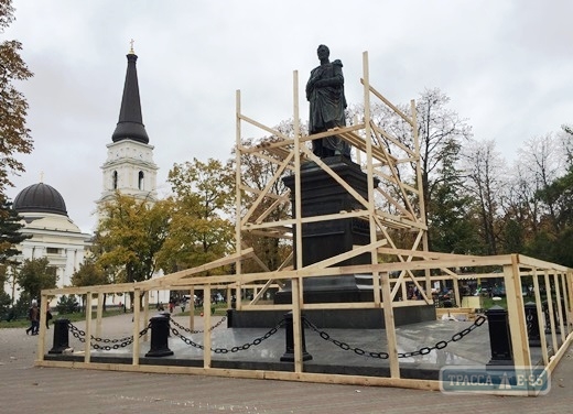 Памятник Воронцову в Одессе обнесли строительными лесами