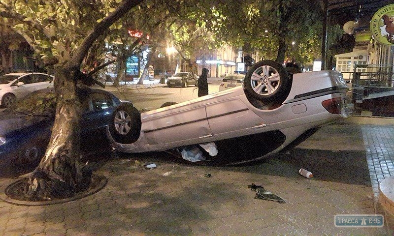 В центре Одессы перевернулся автомобиль под управлением пьяного лихача (фото)