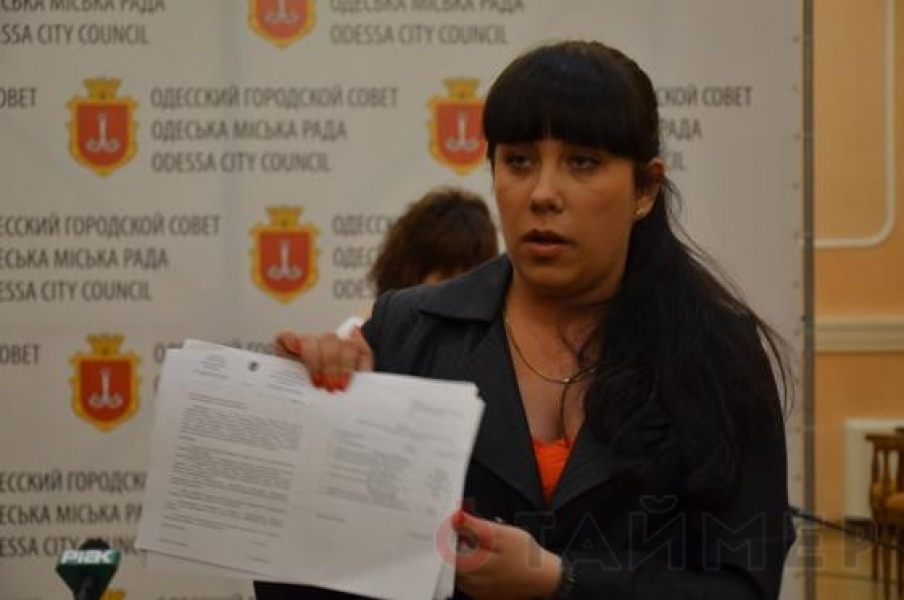 Уволенная мэром Одессы чиновница обвиняет его в расправе над бизнесом ее отца