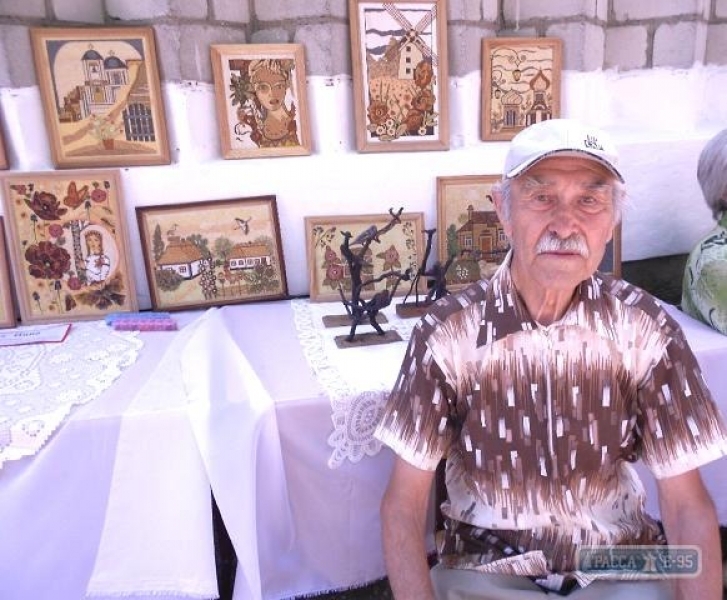 Семья из Одесской области создает картины из семян и фигурки из корней  
