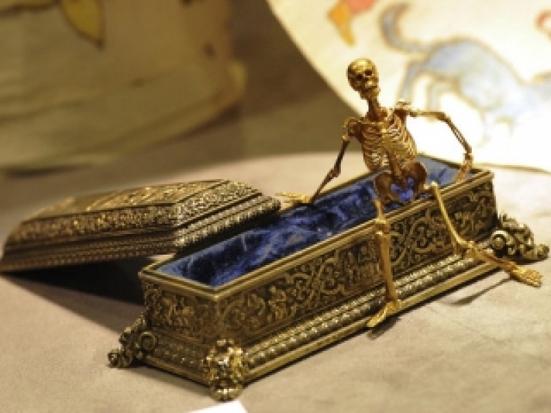 Скелет в саркофаге, созданный одесским ювелиром по заказу Мишки Япончика, продали на Сотбис