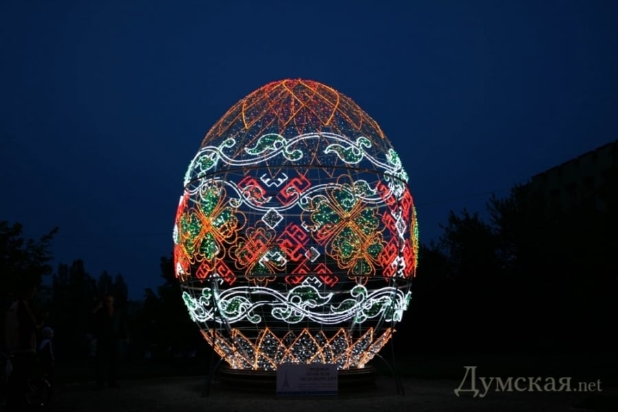Самое большое в мире пасхальное яйцо из светодиодов появилось в Ильичевске под Одессой (фото)