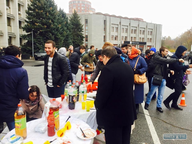Под Одесской ОГА проходят гуляния по случаю отставки Саакашвили. Прохожих угощают шашлыком  