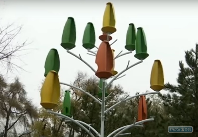 В Одессе установили уникальный ветрогенератор в виде электрического дерева 