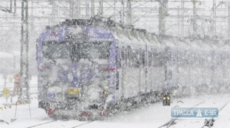 Из-за cнегопада из графика выбились около 30 поездов, в том числе одесские