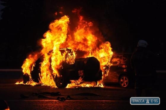Три автомобиля горели на парковке в Одессе в ночь на среду