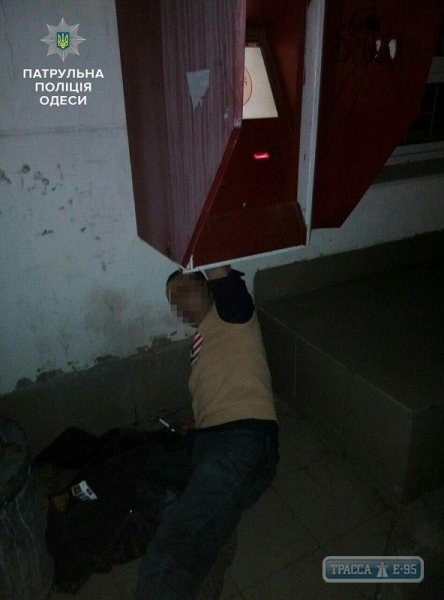 Мужчина застрял в банковском терминале в Одессе (фото)