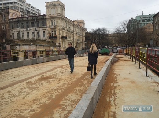 Мэрия просит горожан временно не ходить по мосту в центре Одессы