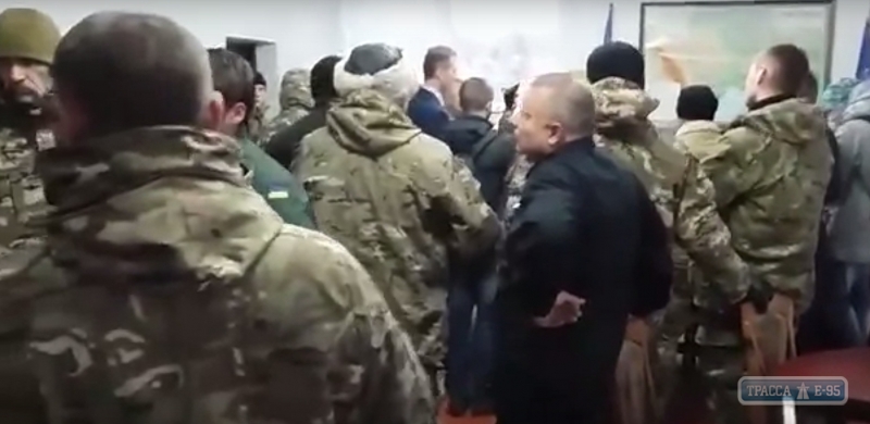 Видео погрома Одесской таможни. Два десятка человек ломали кабинеты и мебель