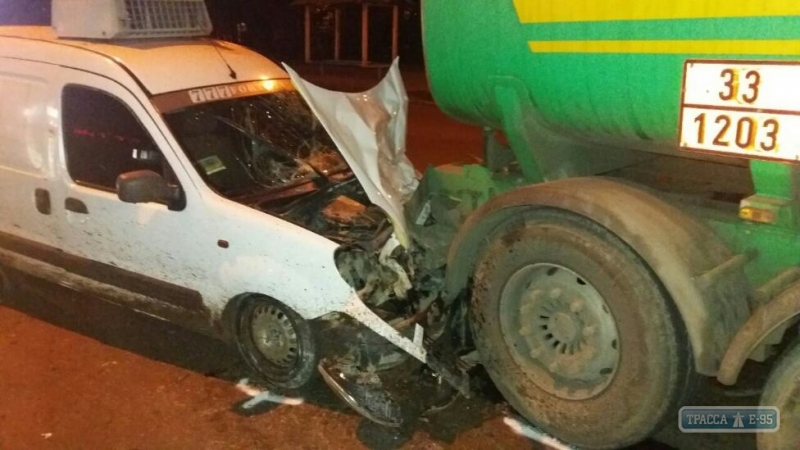 Пьяный автомобилист в Одессе врезался в бензовоз и сбежал из больницы