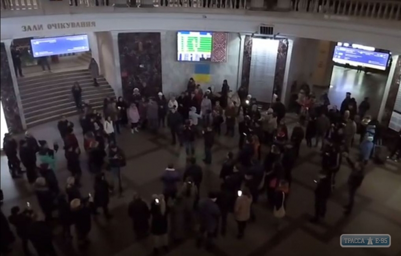 Одесситы устроили на железнодорожном вокзале флешмоб (видео)