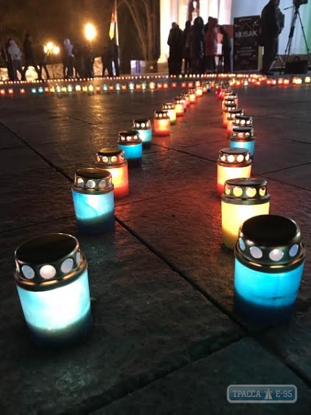 Активисты зажгли в центре Одессы 600 свечей в память погибших от СПИДа (фото)
