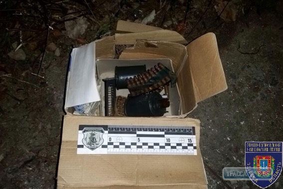 Во дворе на поселке Котовского в Одессе нашли коробки с боеприпасами (фото)