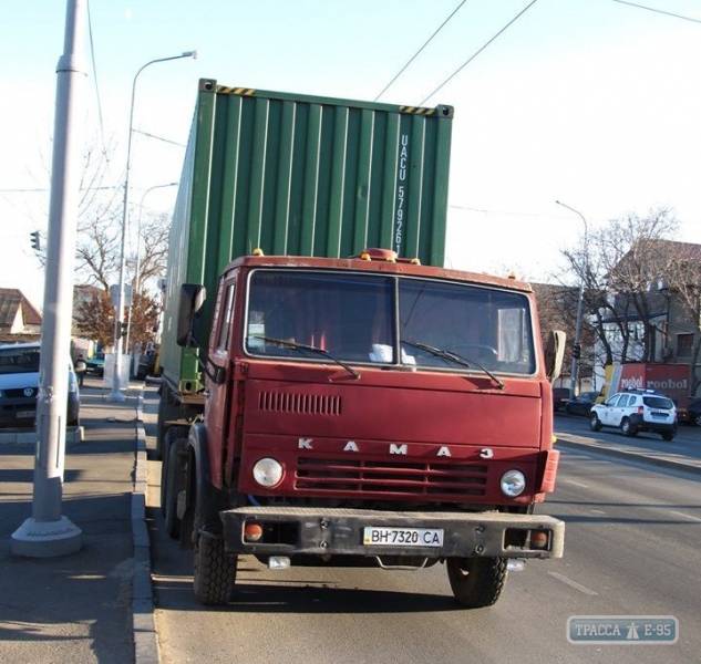 Грузовик снес новый светофор в Одессе (фото)