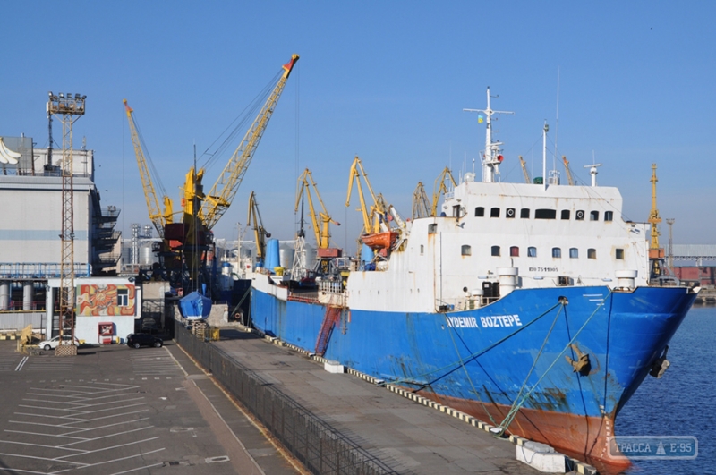 Новогодний завоз цитрусовых стартовал в Одесском порту