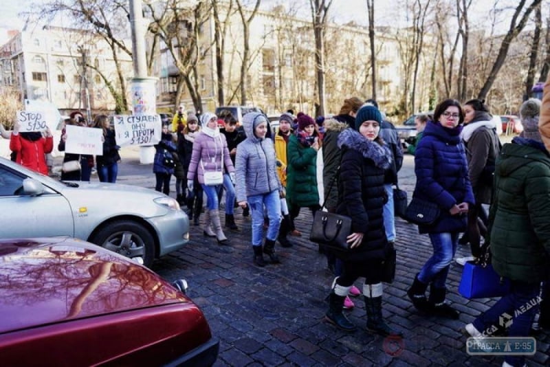 Лидеры студенческих профсоюзов Одессы призвали президента наложить вето на антивузовский закон