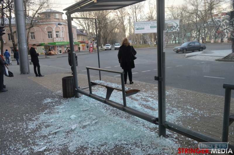 Неизвестные разгромили троллейбусную остановку в Одессе (фото)