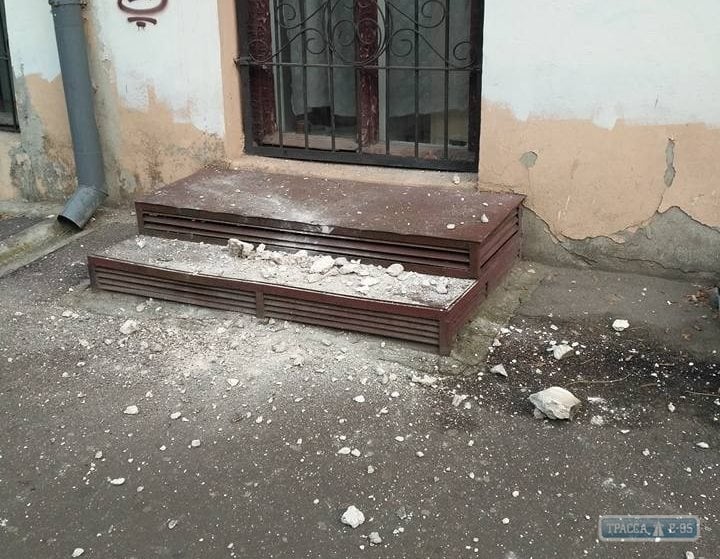 Фасад жилого дома обрушился в центре Одессы (фото)