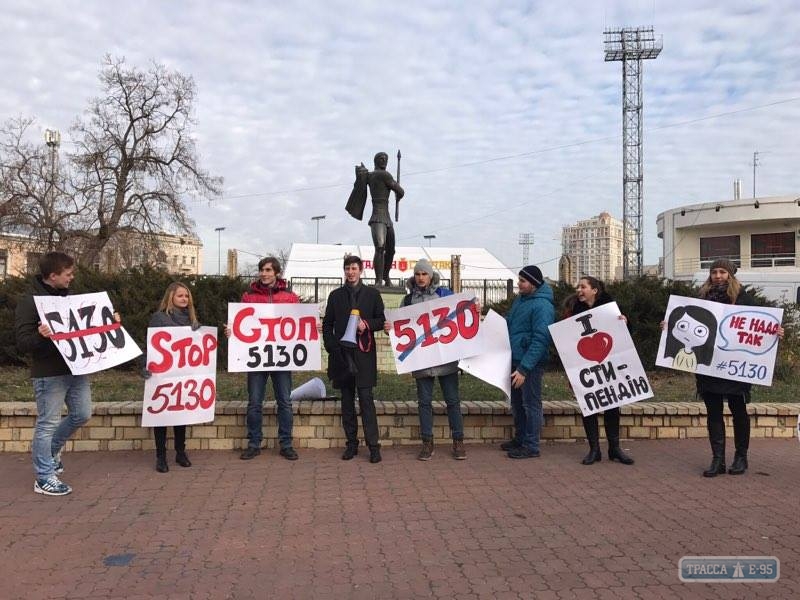 Одесские студенты провели флешмоб против антивузовского законопроекта – пришли только 10 человек