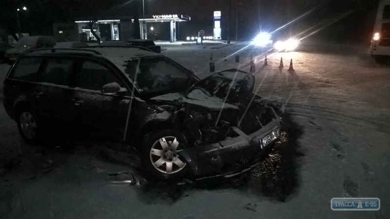 Volkswagen проехал на красный и врезался в маршрутку под Одессой (фото)