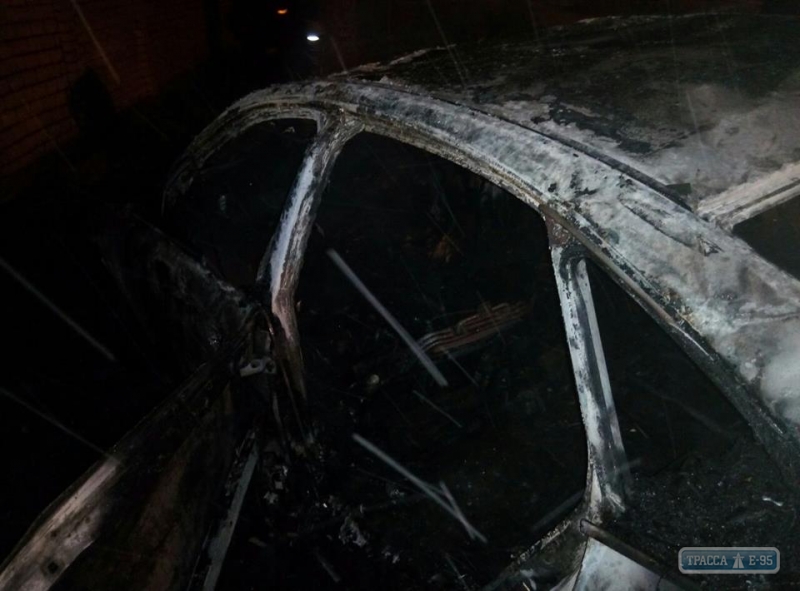 Автомобиль снес столб и загорелся в Одессе