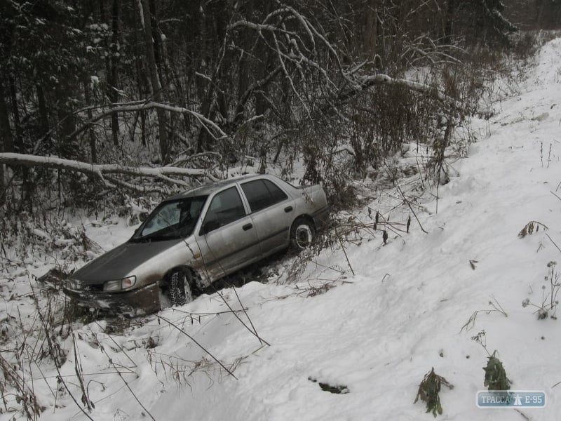 Снег и гололед в Одесской области: грузовики и маршрутки оказались в кювете
