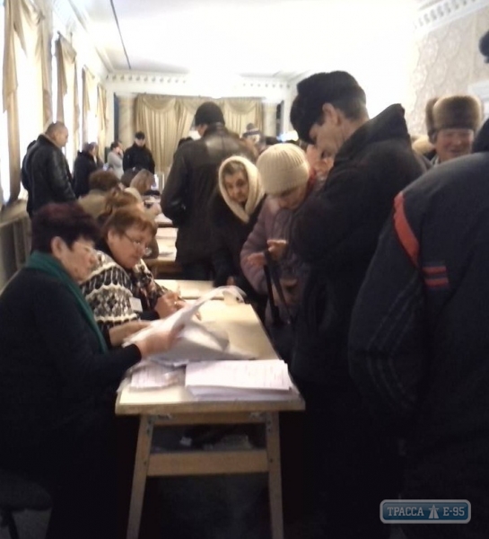 Первые выборы стартовали в Ширяевской громаде: на избирательных участках большие очереди