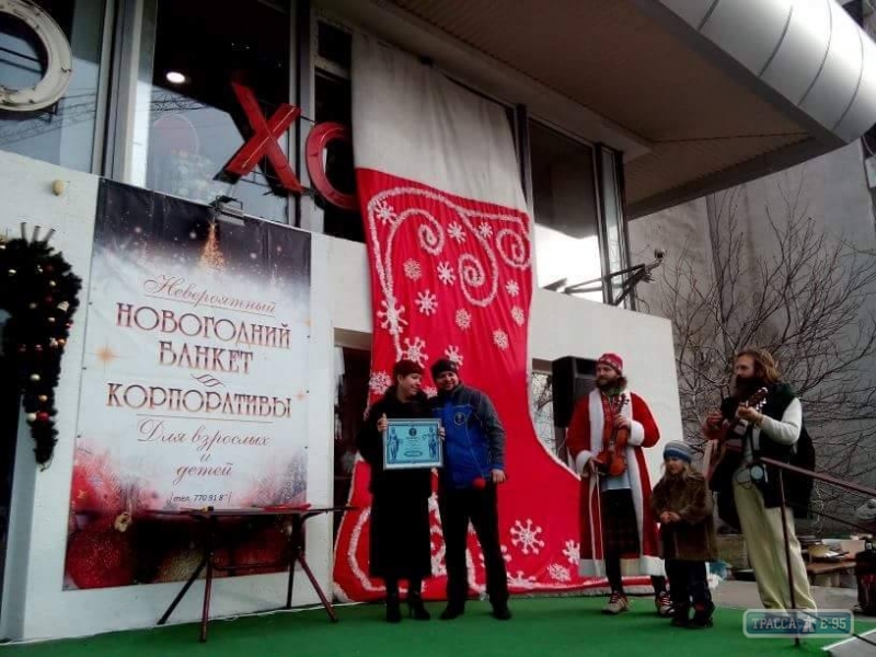 Одесситы создали самый большой рождественский сапог в Украине 