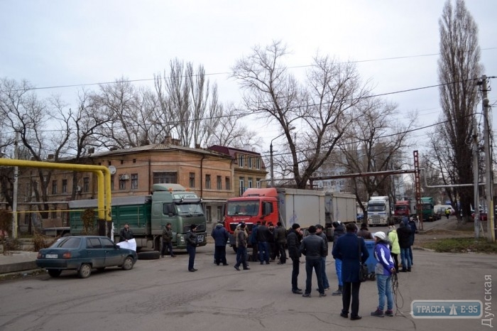 Жители одесской Пересыпи заблокировали проезд для фур (фото)