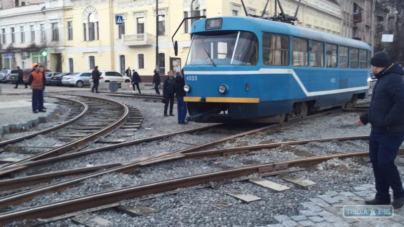 Первый трамвай выехал на новые рельсы на Тираспольской площади в Одессе