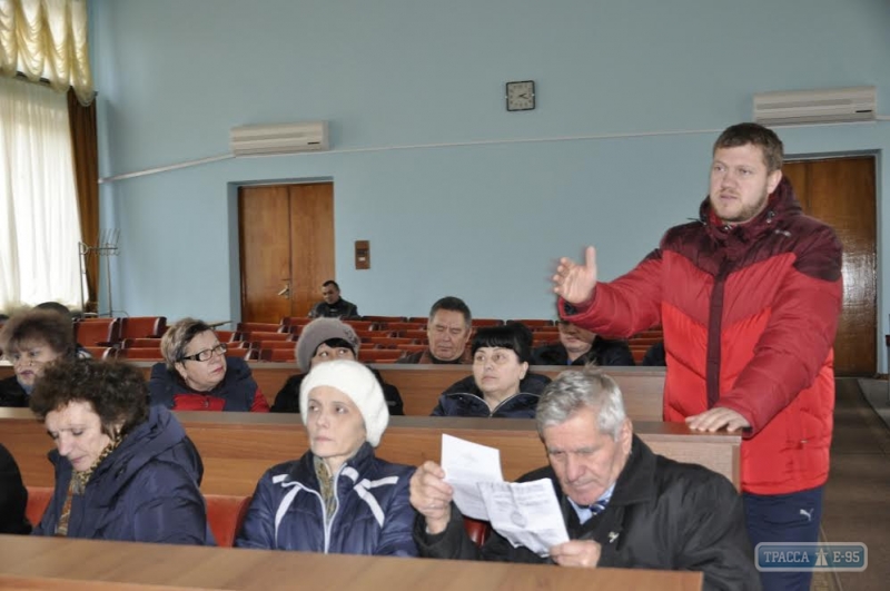Депутаты юга Одесской области, принимая бюджет на 2017 год, расколотили столы для голосования