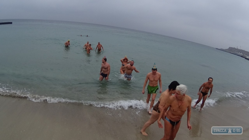 Одесские моржи отметили 6-летие своего клуба купанием в ледяной воде (фото, видео)