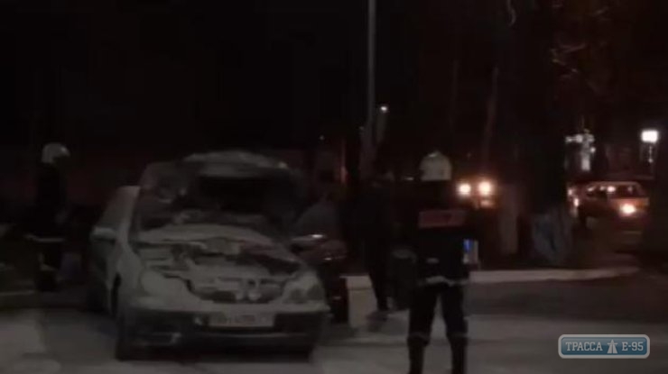 На заправке в Одессе загорелась иномарка, в которой находился маленький ребенок (видео)