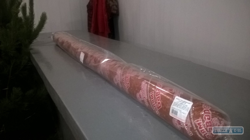 В Одесской области продают двухметровую колбасу (фото)