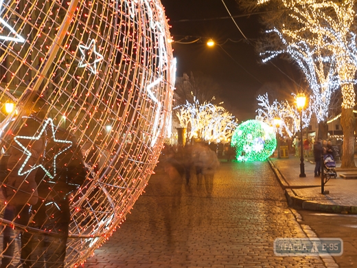 В новогоднюю ночь пьяная компания вандалов сломала гигантский шар на Дерибасовской