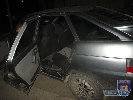 Трое преступников избили и ограбили мужчину на юге Одесщины, а затем увезли на его же авто