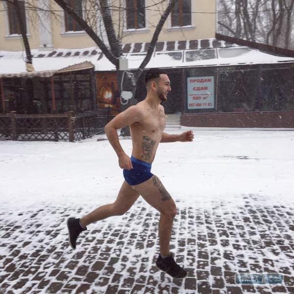 Одессит в снежную бурю пробежал в одних трусах по Дерибасовской