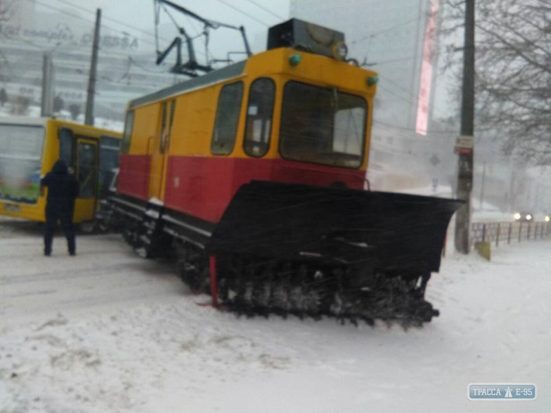 Снегоуборочный трамвай сошел с рельс в Одессе (видео)