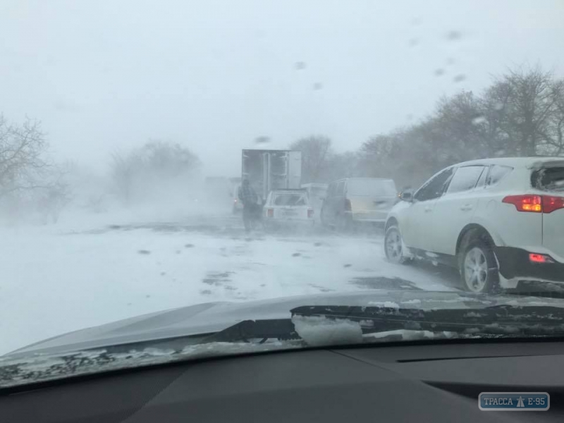 Дороги в девяти южных районах Одесской области закрыты из-за снежной бури