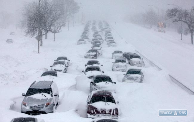 В снежном плену на трассе Одесса-Рени оказалось около 35 автомобилей и 70 человек