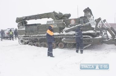 Военная техника, которая выехала на трассу Одесса-Рени спасать людей, сломалась по дороге