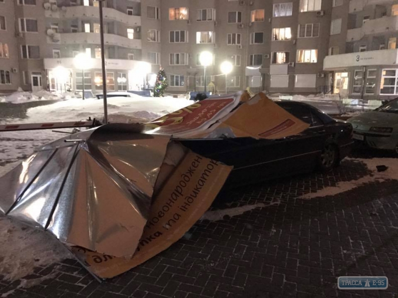 Рекламный билборд упал на автомобиль в центре Одессы